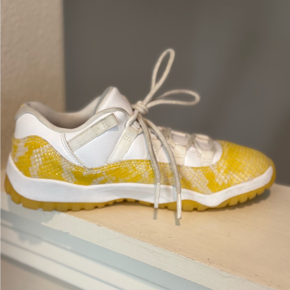 Nike Air Jordan 11 Low Snakeskin Yellow Basketball Sneaker Size 3Y 580522-107 - Picture 2 of 9
